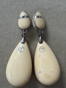 ピンが折れたピアス裏