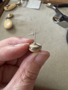 カーブに合わせて皿を調整します